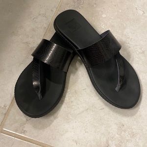 EUC Reef Sandals